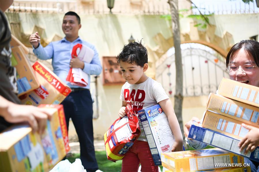 مقالة : شركة صينية ترسم الابتسامة على وجوه أيتام مصريين في يوم الطفل العالمي
