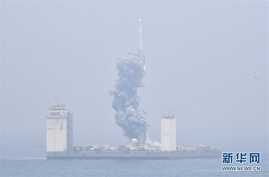 الصين تطلق لأول مرة صاروخا حاملا من منصة متحركة في البحر