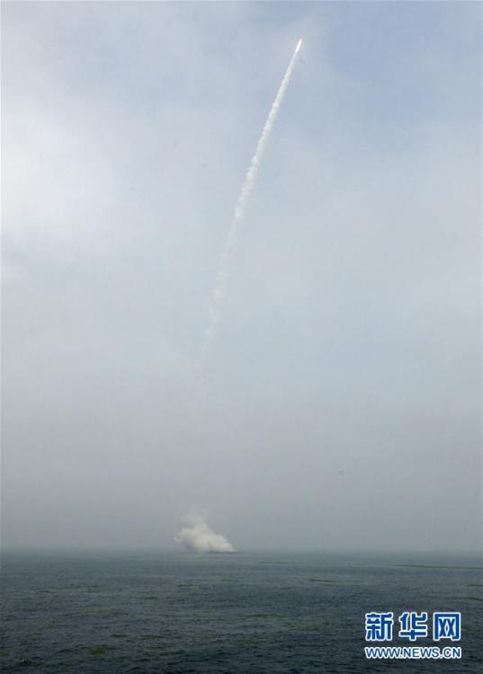 الصين تطلق لأول مرة صاروخا حاملا من منصة متحركة في البحر