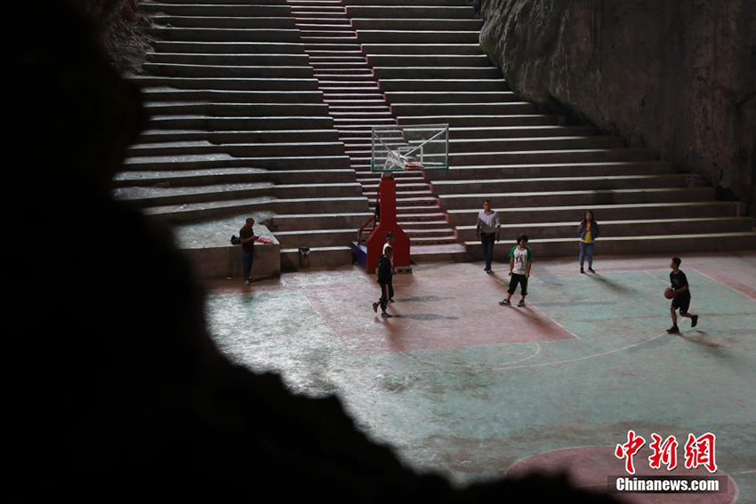 ملعب لكرة السلة داخل كهف... برنامج تخفيف الفقر يحقق حلم سكان قرية جبلية في ممارسة الرياضة