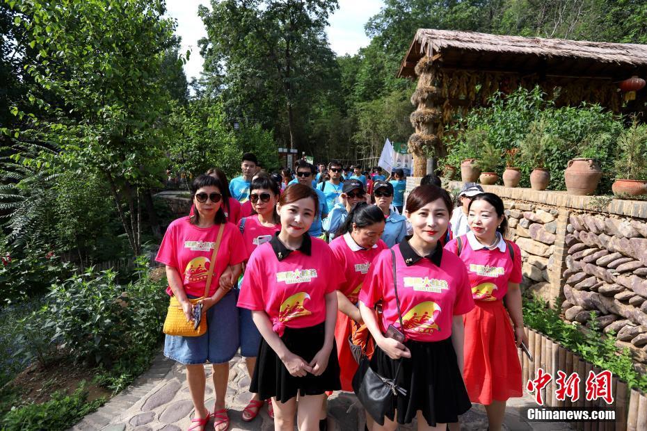مائة زوج من التوائم يشاركون في مهرجان وسط الصين