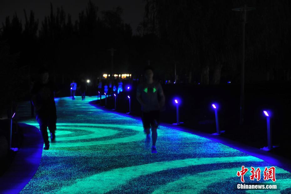 بالصور: مدرج يلمع مع أضواء ملونة في الليل في شنيانغ