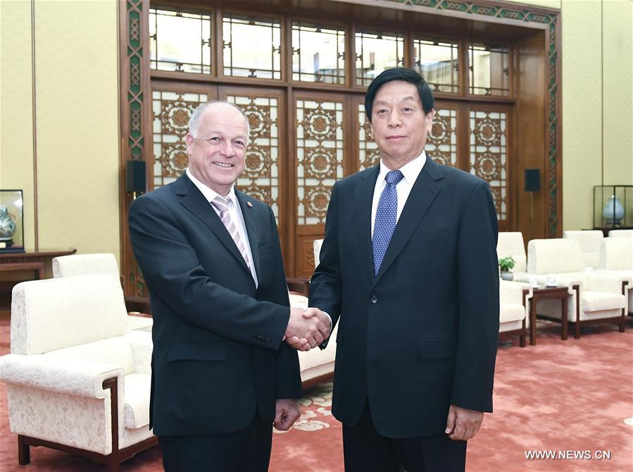 كبير المشرعين الصينيين يلتقي رئيس المجلس الاتحادي النمساوي