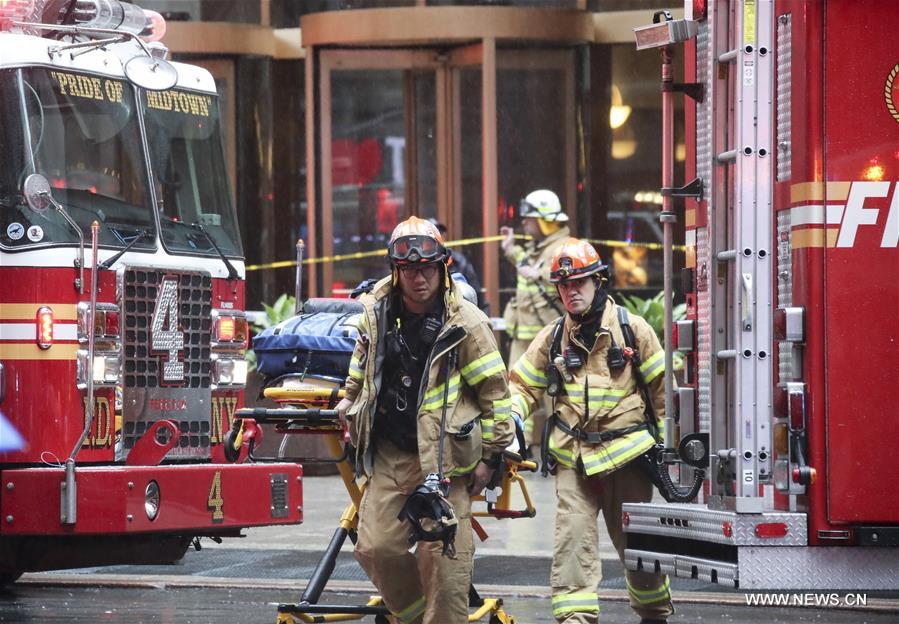 تقارير: مصرع شخص إثر تحطم مروحية على سطح ناطحة سحاب في نيويورك