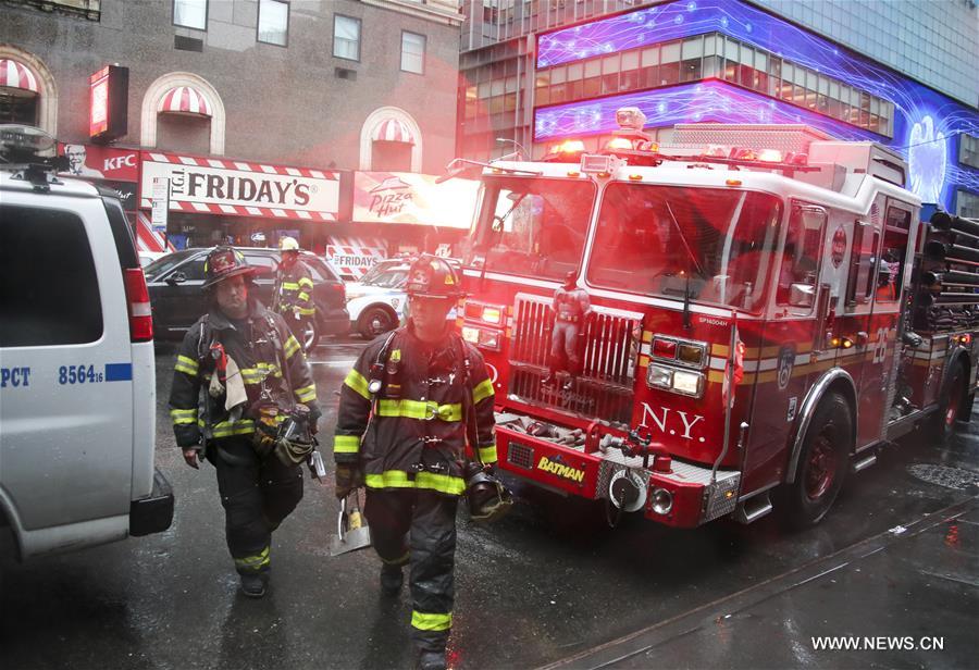 تقارير: مصرع شخص إثر تحطم مروحية على سطح ناطحة سحاب في نيويورك