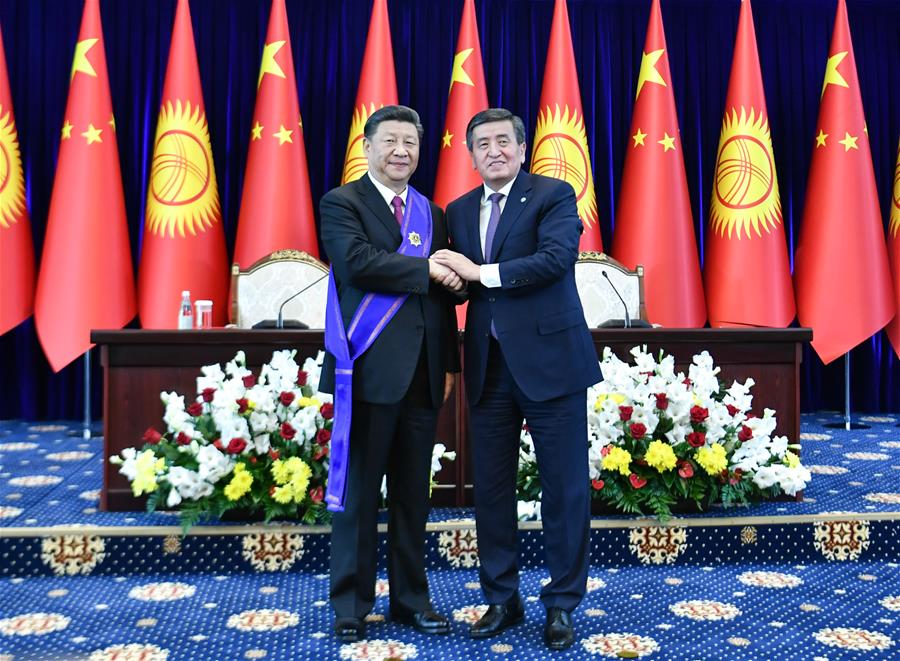 الرئيس الصيني يحصل على أعلى وسام في قرغيزستان  