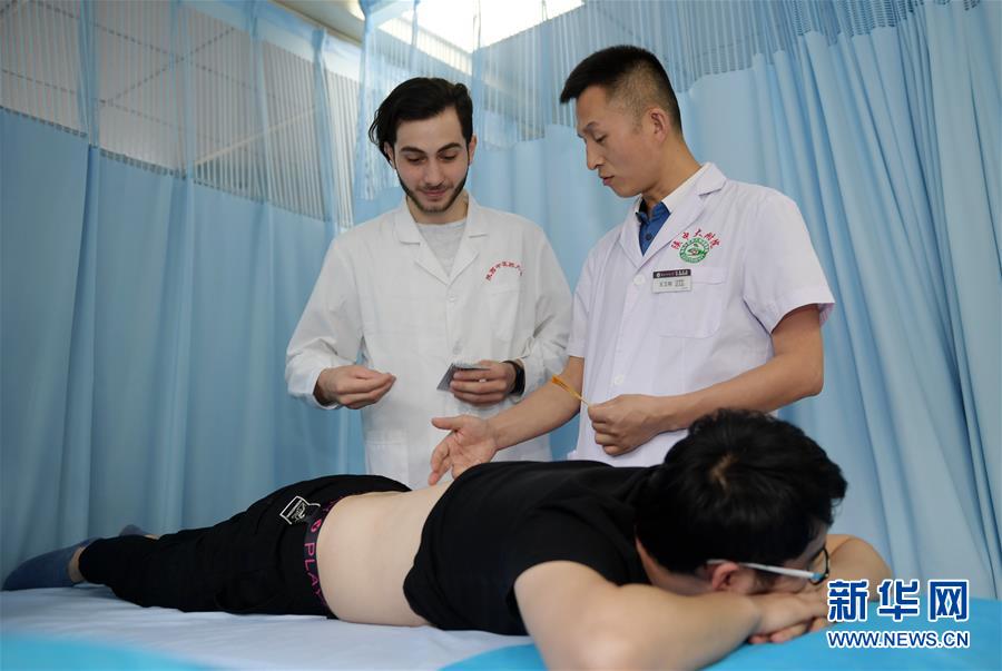 بالصور: طالب أجنبي يتعلم الوخز بالإبر في الصين
