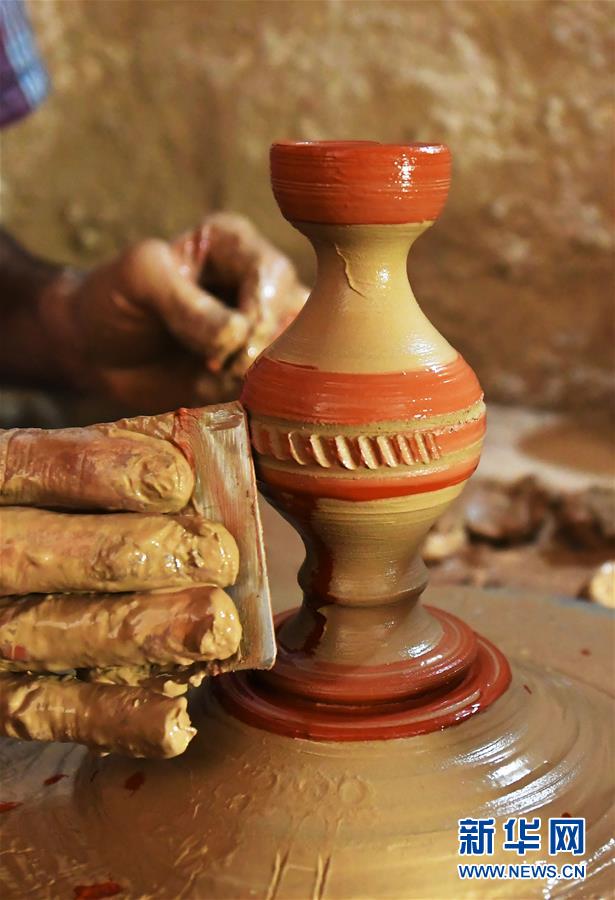 تحقيق إخباري : حرفي سوري يحافظ على صناعة الفخار في زمن الحرب