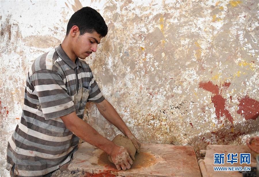 تحقيق إخباري : حرفي سوري يحافظ على صناعة الفخار في زمن الحرب