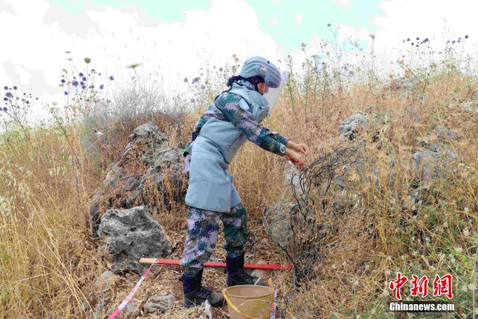 مجندات صينيات ضمن القوات الدولية يدخلن حقول الألغام على الحدود اللبنانية الإسرائيلية