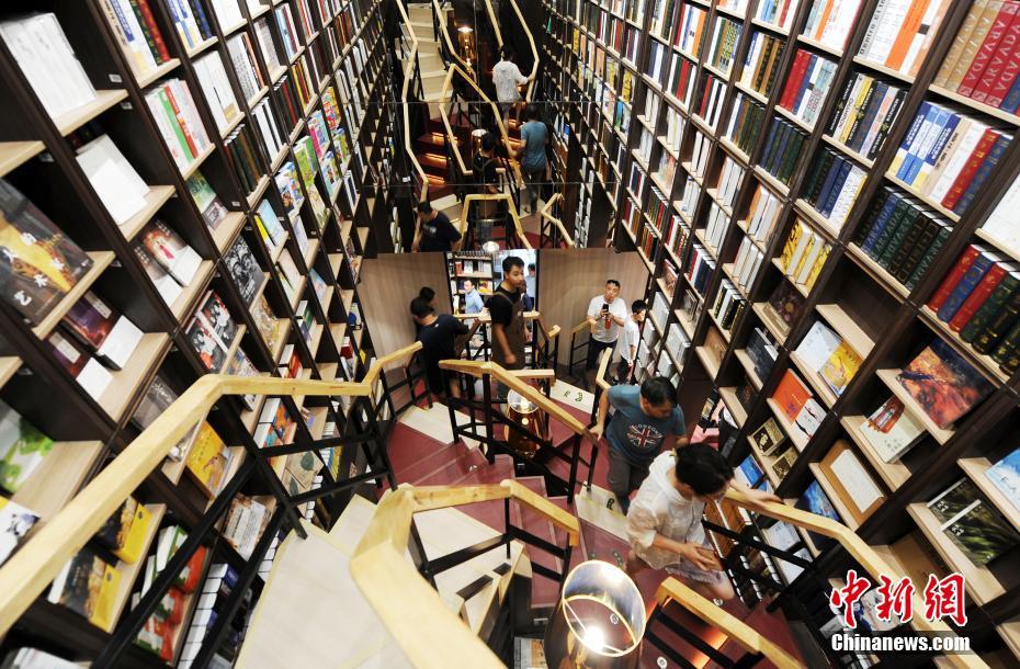 أجمل متجر لبيع الكتب بالصين يجذب عددا كبيرا من القرّاء