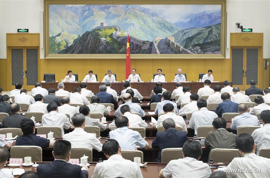 رئيس مجلس الدولة الصيني يشدد على بذل جهود متواصلة لتحسين بيئة الأعمال