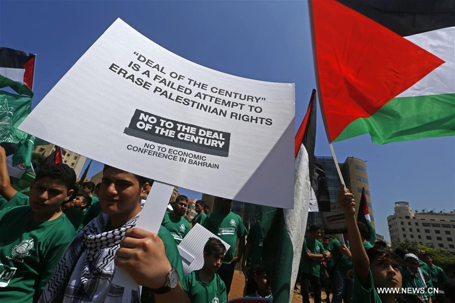 تقرير اخباري: لبنانيون ولاجئون فلسطينيون في مخيمات لبنان يعتصمون ويتظاهرون رفضا لمؤتمر المنامة