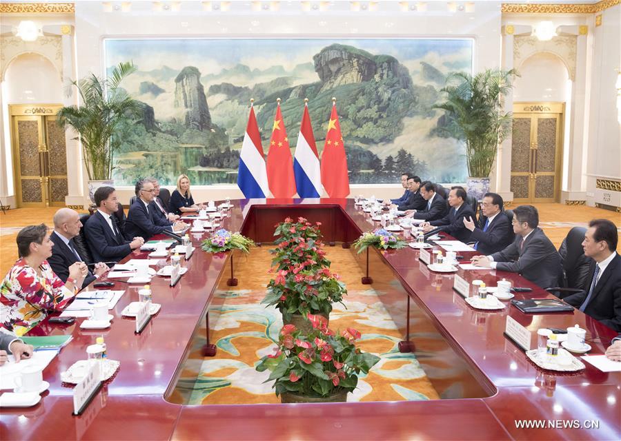 الصين تدعو إلى المزيد من التعاون العملي مع هولندا