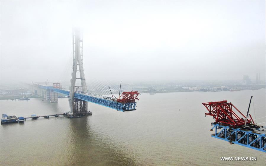 اكتمال بناء البرج الرئيسي لأكبر جسر مدعوم بكابلات يضم طريقا وسكة حديد في العالم
