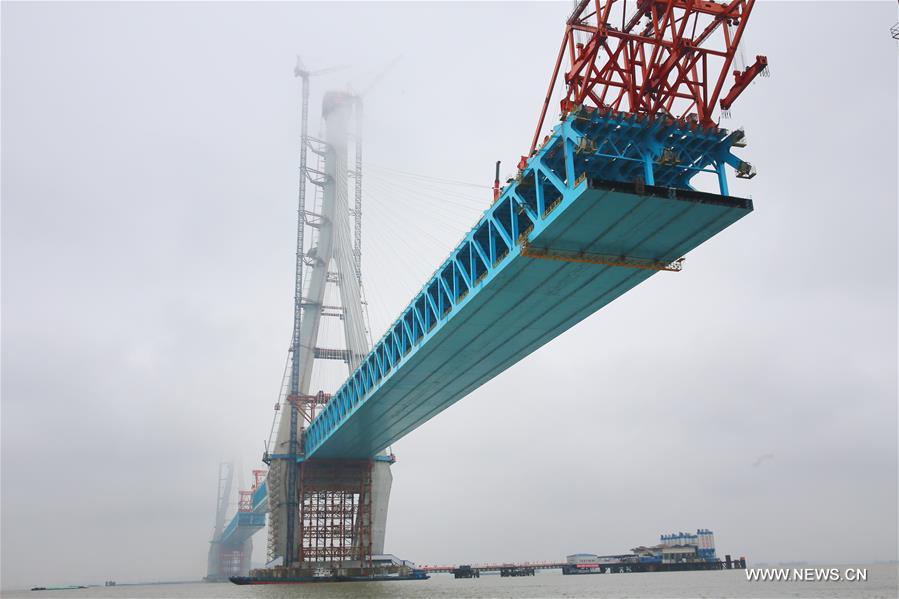اكتمال بناء البرج الرئيسي لأكبر جسر مدعوم بكابلات يضم طريقا وسكة حديد في العالم