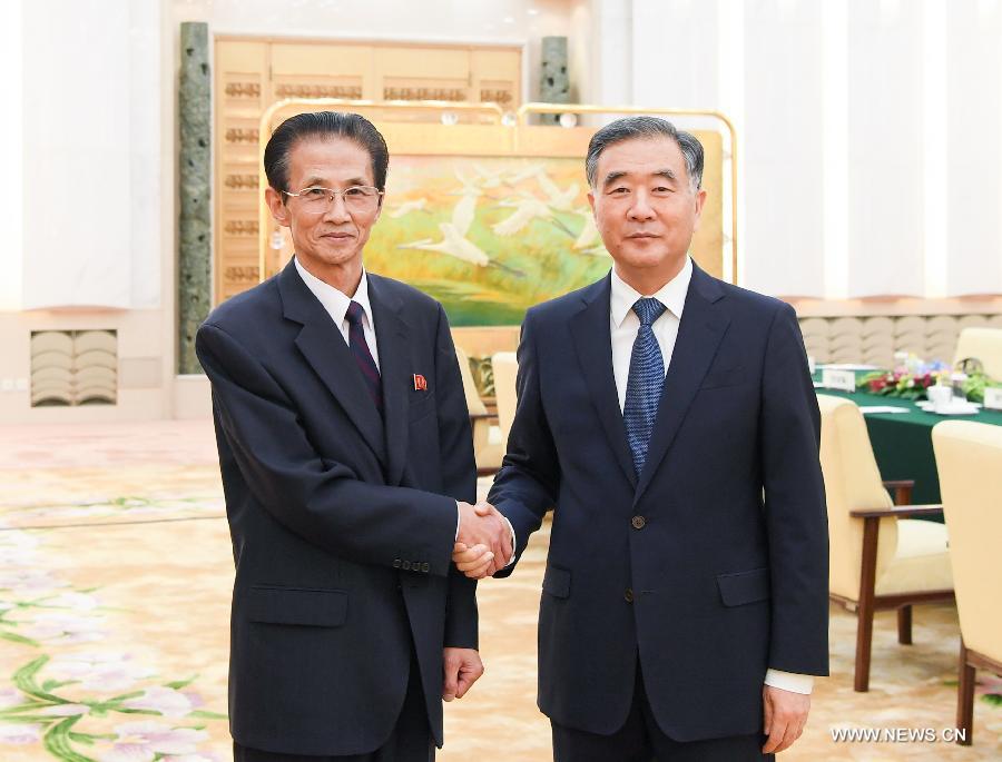 كبير المستشارين السياسيين الصينيين يلتقي مسؤولا من كوريا الديمقراطية