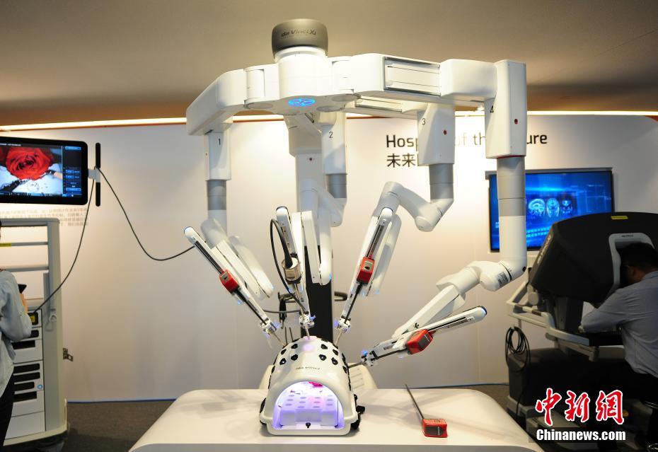 الجيل الجديد من الروبوت الجراحي دافنشي يظهر في منتدى دافوس الصيف 2019