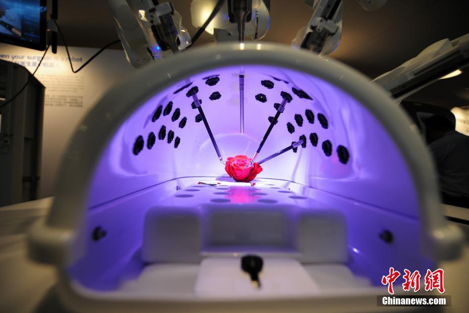 الجيل الجديد من الروبوت الجراحي دافنشي يظهر في منتدى دافوس الصيف 2019
