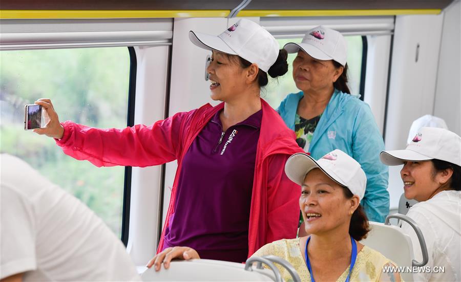 إطلاق خدمة السكك الحديدية عالية السرعة للركاب في هايكو بجنوبي الصين