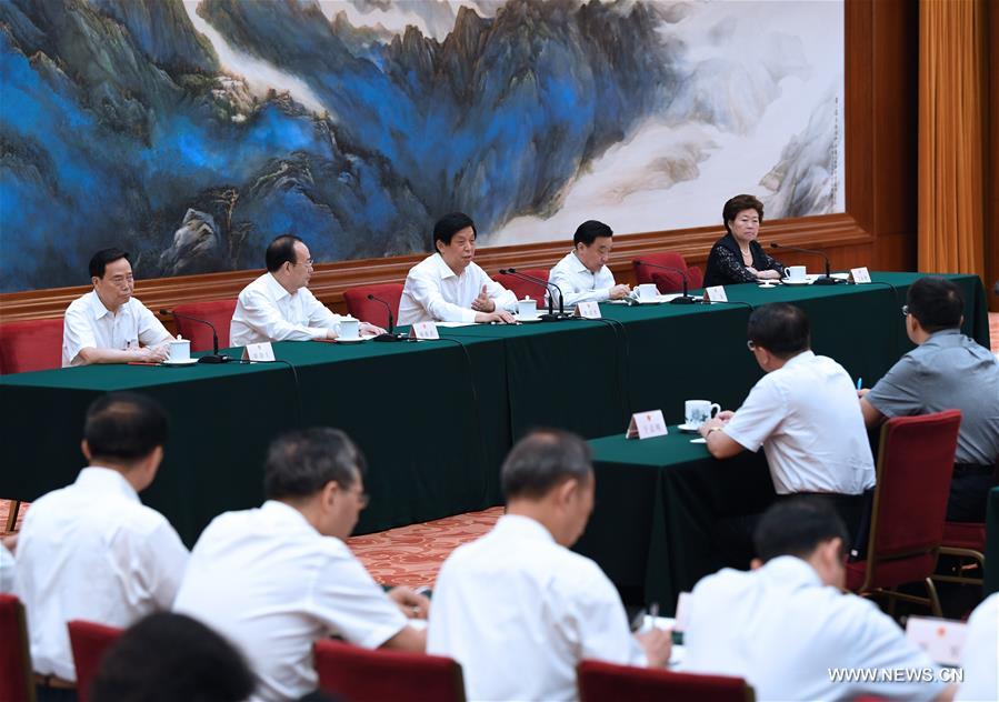 كبير المشرعين الصينيين يشدد على الدراسة النظرية لنظام مجلس نواب الشعب الصيني
