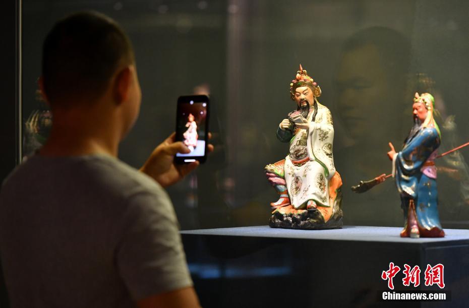 عرض النحت الخزفي الصيني الحديث في هانغتشو