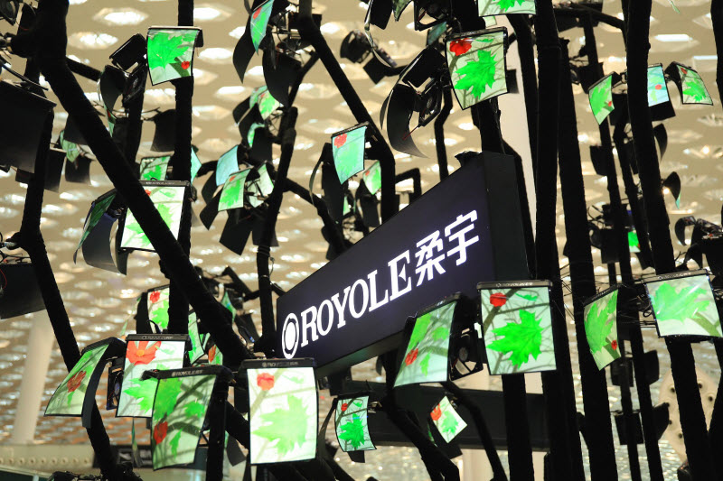 شجرة أوراقها 500 شاشة مرنة في مطار بشنتشن