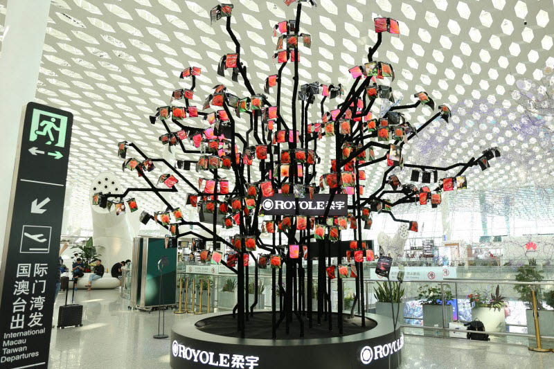 شجرة أوراقها 500 شاشة مرنة في مطار بشنتشن