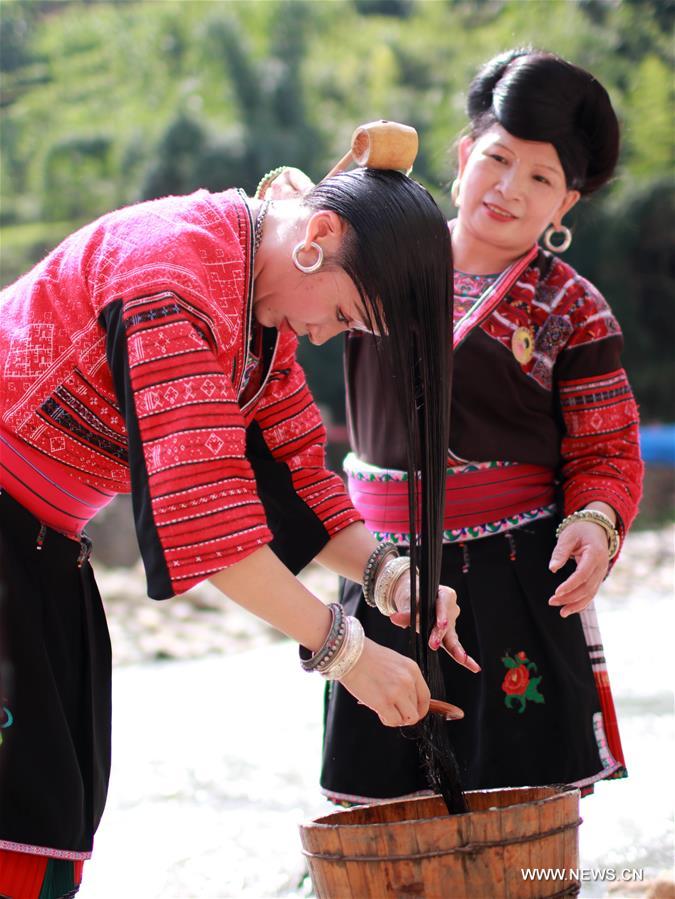 نساء من قومية صينية يستخدمن الشامبو الطبيعي الخاص لغشل شعرهن 
