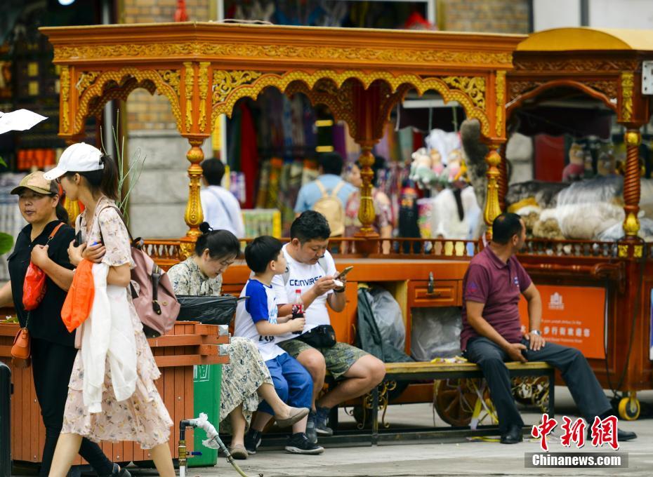 شينجيانغ تدخل الذروة السياحية في الصيف