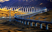 جسر عملاق للسكك الحديدية يعبر الصحراء في الصين