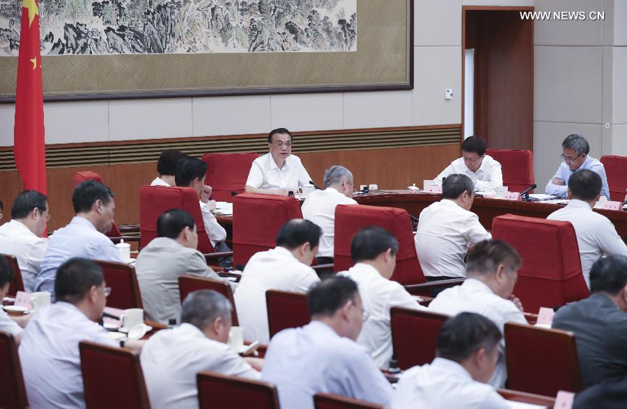 رئيس مجلس الدولة الصيني يحث على بذل المزيد من الجهود للحفاظ على تنمية اقتصادية مطردة وسليمة