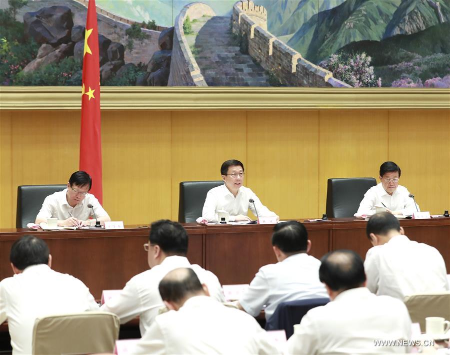 نائب رئيس مجلس الدولة الصيني يحث على دعم إصلاحات نظام تسجيل الإقامة