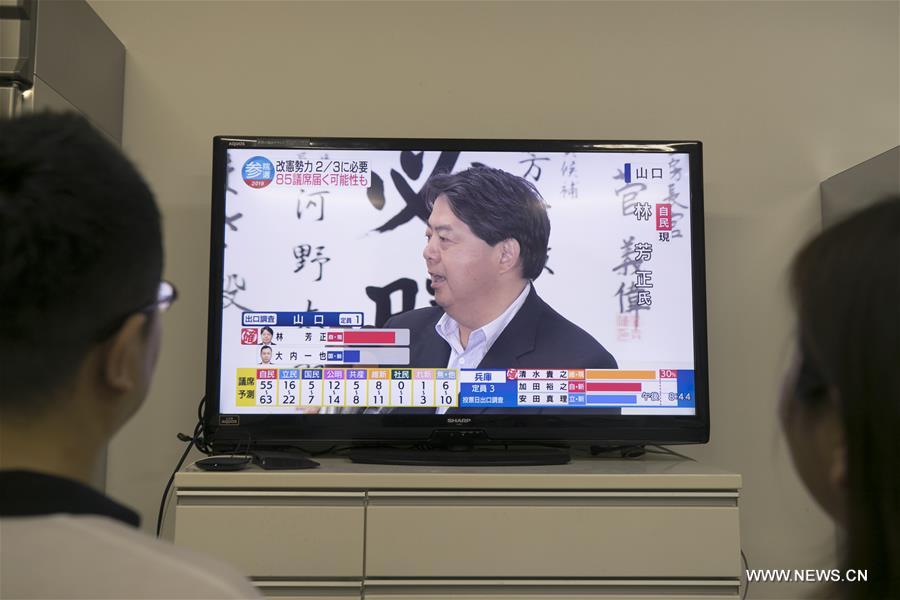 تحالف آبي الحاكم في اليابان يفوز بانتخابات المجلس الأعلى بالبرلمان ولكنه يعاني نكسة في إصلاح الدستور