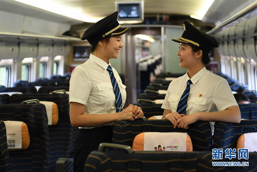 سيدات يقدن القطارات الكهربائية السريعة في الصين
