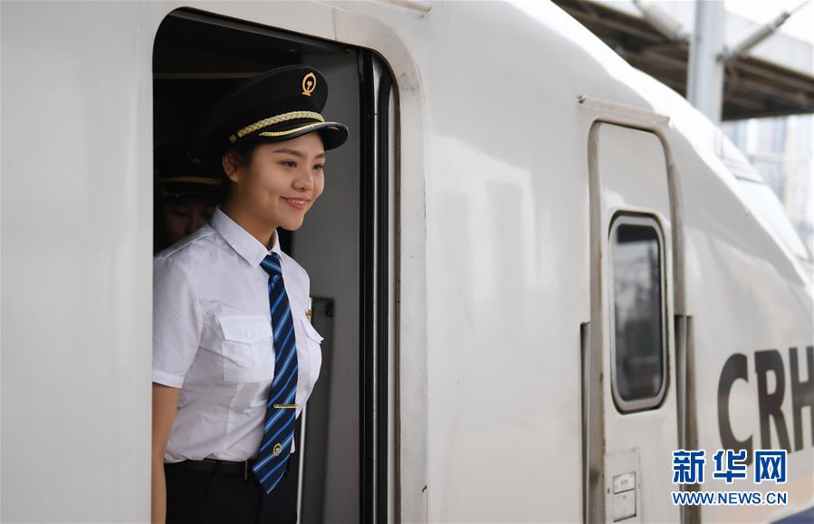 سيدات يقدن القطارات الكهربائية السريعة في الصين