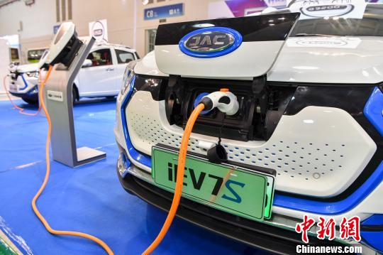 الصين تبني أكبر شبكة لمحطات شحن السيارات الكهربائية في العالم