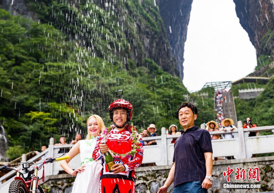 سائق دراجات نارية صيني يتحدى درج متكون من 999 درجة