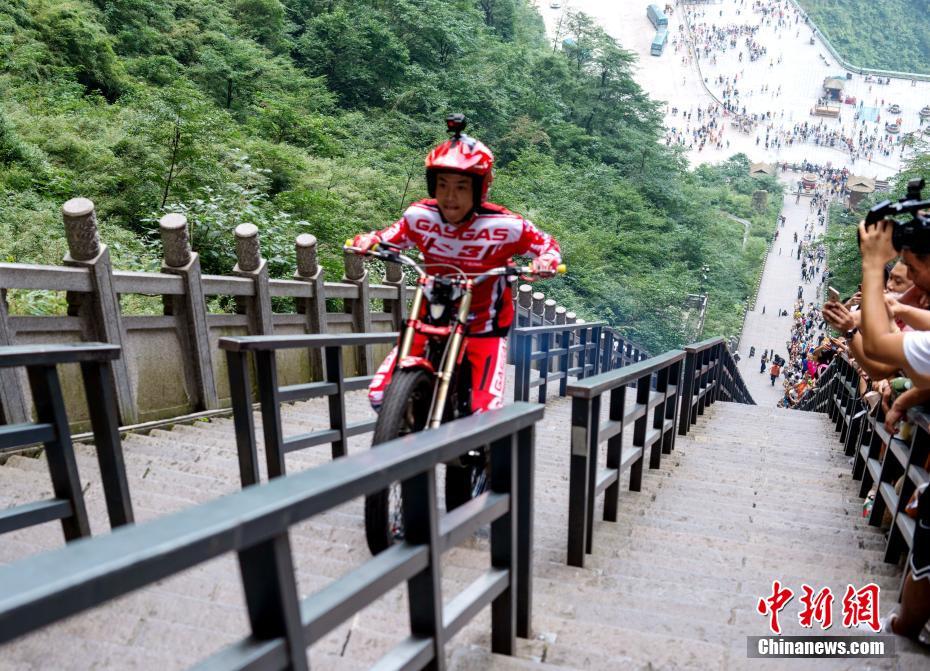 سائق دراجات نارية صيني يتحدى درج متكون من 999 درجة