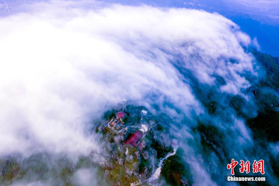بصور: مشاهد مذهلة لبحر من السحب عند شروق الشمس على جبل يو هاو بمقاطعة جيانغشي