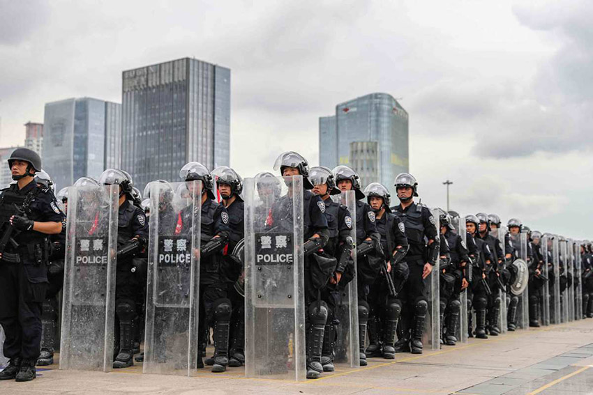 شرطة شنتشن تجري مناورات لمكافحة الشغب