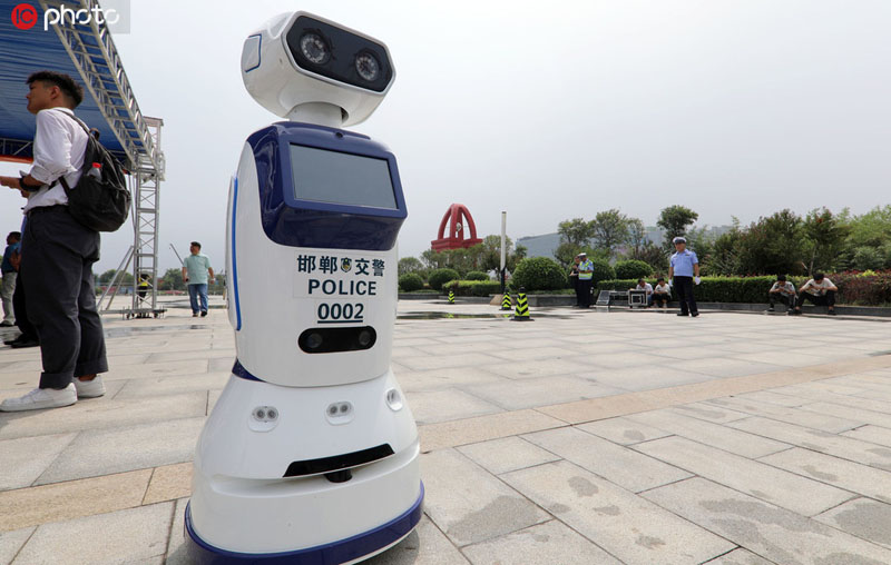 أول دفعة من شرطي المرور الروبوتات تبدأ خدماتها في الصين
