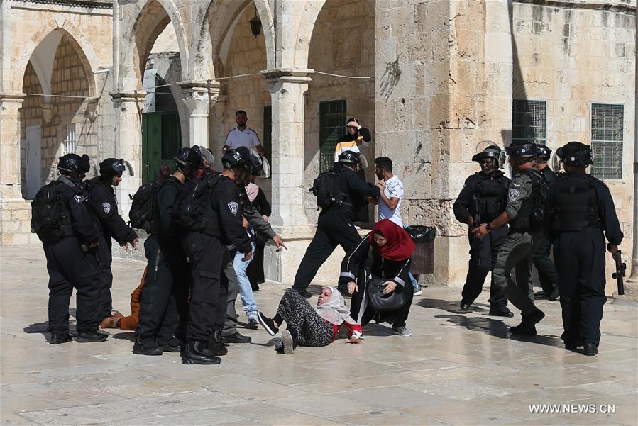 مواجهات بين الفلسطينيين والشرطة الإسرائيلية داخل باحات المسجد الأقصى