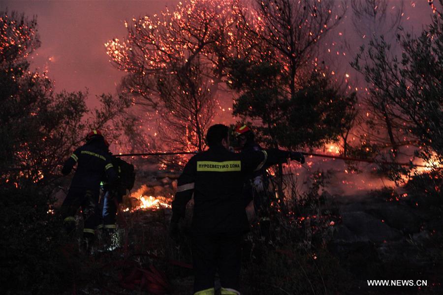حريق كبير يندلع في ضاحية بأثينا يدفع إلى إجلاء الناس في المناطق المجاورة