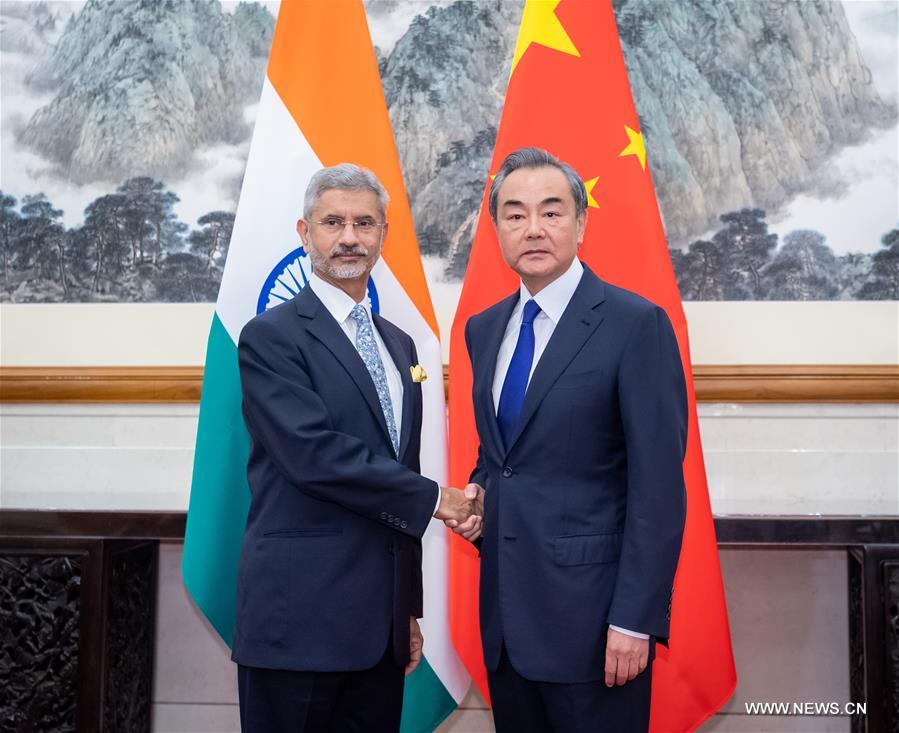 وزير الخارجية الصيني يعقد محادثات مع نظيره الهندي بشأن العلاقات