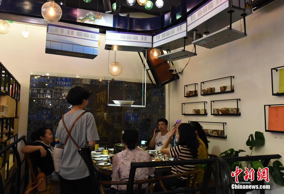 مطعم بتشونغ تشينغ يقدم الأطباق للزبائن عبر 