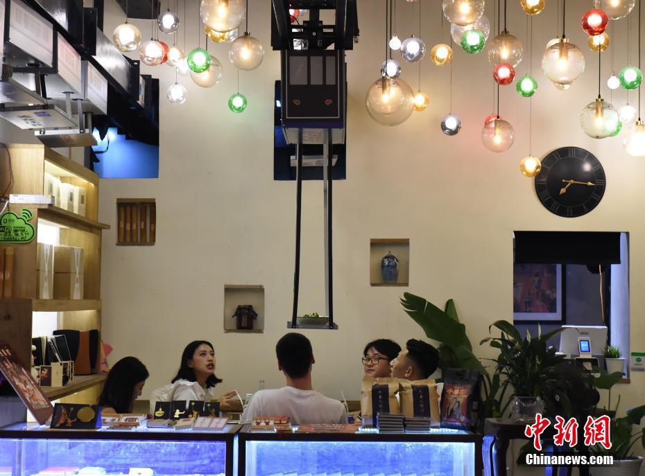 مطعم بتشونغ تشينغ يقدم الأطباق للزبائن عبر 