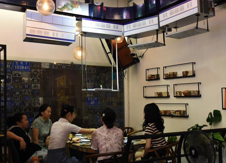 مطعم بتشونغ تشينغ يقدم الأطباق للزبائن عبر "السكك الحديدية الخفيفة"