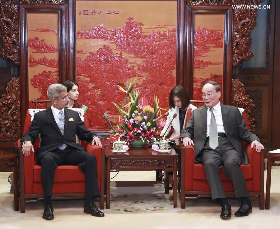 نائب الرئيس الصيني يجتمع مع وزير الشؤون الخارجية الهندي في بكين