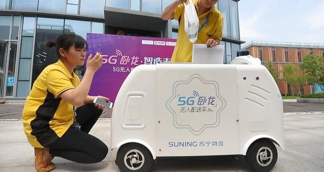 سيارة توصيل غير مأهولة متصلة بتكنولوجيا الجيل الخامس تدعم التجزئة الذكية في مدينة شرقي الصين